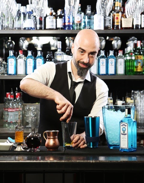 Luis Bustamante trabajando en barra durante Most Imaginative Bartender 2015