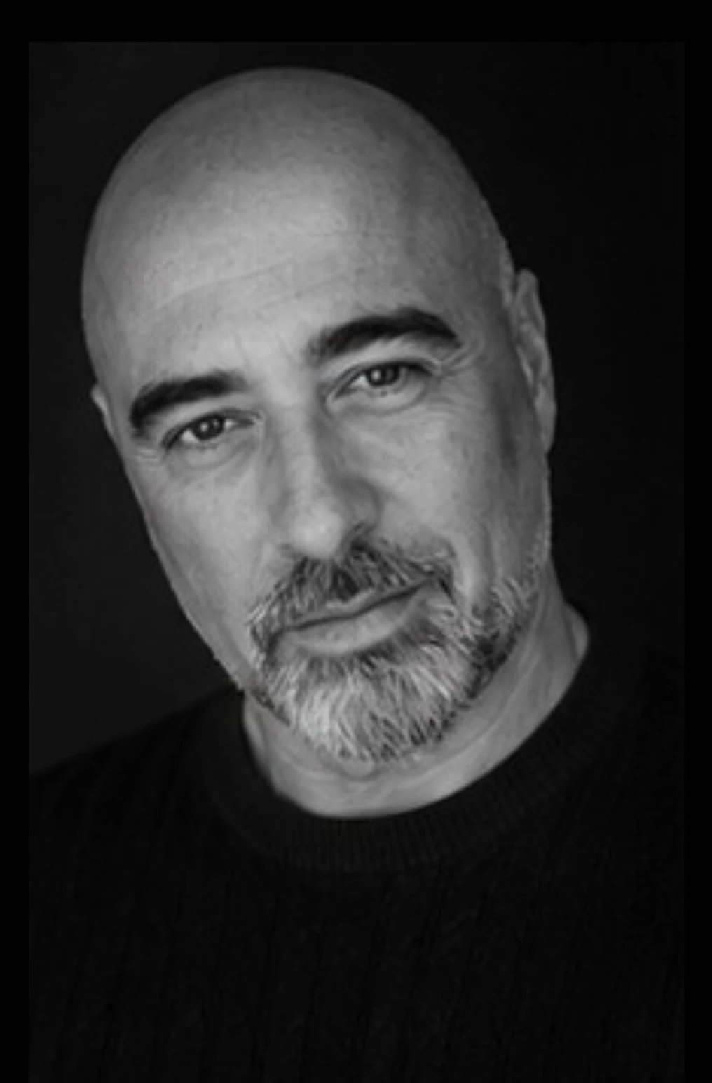 Retrato profesional de Luis Bustamante